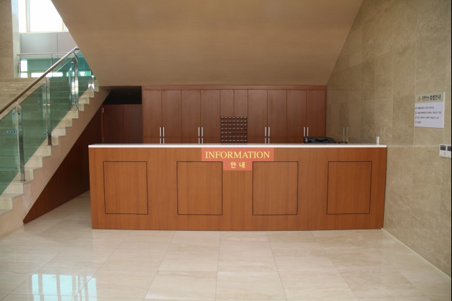 안내 데스크(2층)